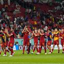 Los jugadores de la selección española y su entrenador, Luis Enrique (derecha), saludan a los aficionados tras su victoria en el juego del Grupo E del Mundial frente a Costa Rica, en el estadio Al Thumama, en Doha, Qatar, el 23 de noviembre de 2022.