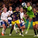 La arquera de Colombia, Natalia Giraldo, salva el balón durante el partido de cuartos de final de la Copa Mundial Femenina de Fútbol entre Inglaterra y Colombia en el Estadio Australia en Sydney, Australia, el sábado 12 de agosto de 2023. (Foto AP/Mark Baker)