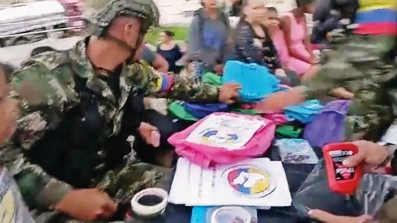 La presencia de grupos armados en colegios de Antioquia ha desatado una ola de quejas de alcaldes y del gobernador de ese departamento hacia el Gobierno nacional.