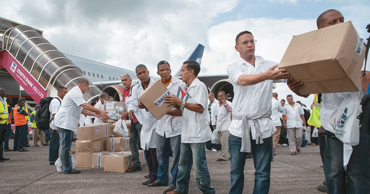 Médicos cubanos se preparan en el aeropuerto de La Habana. La enfermera Dalia Martínez realiza operaciones de entrenamiento en un centro sanitario en Cuba.