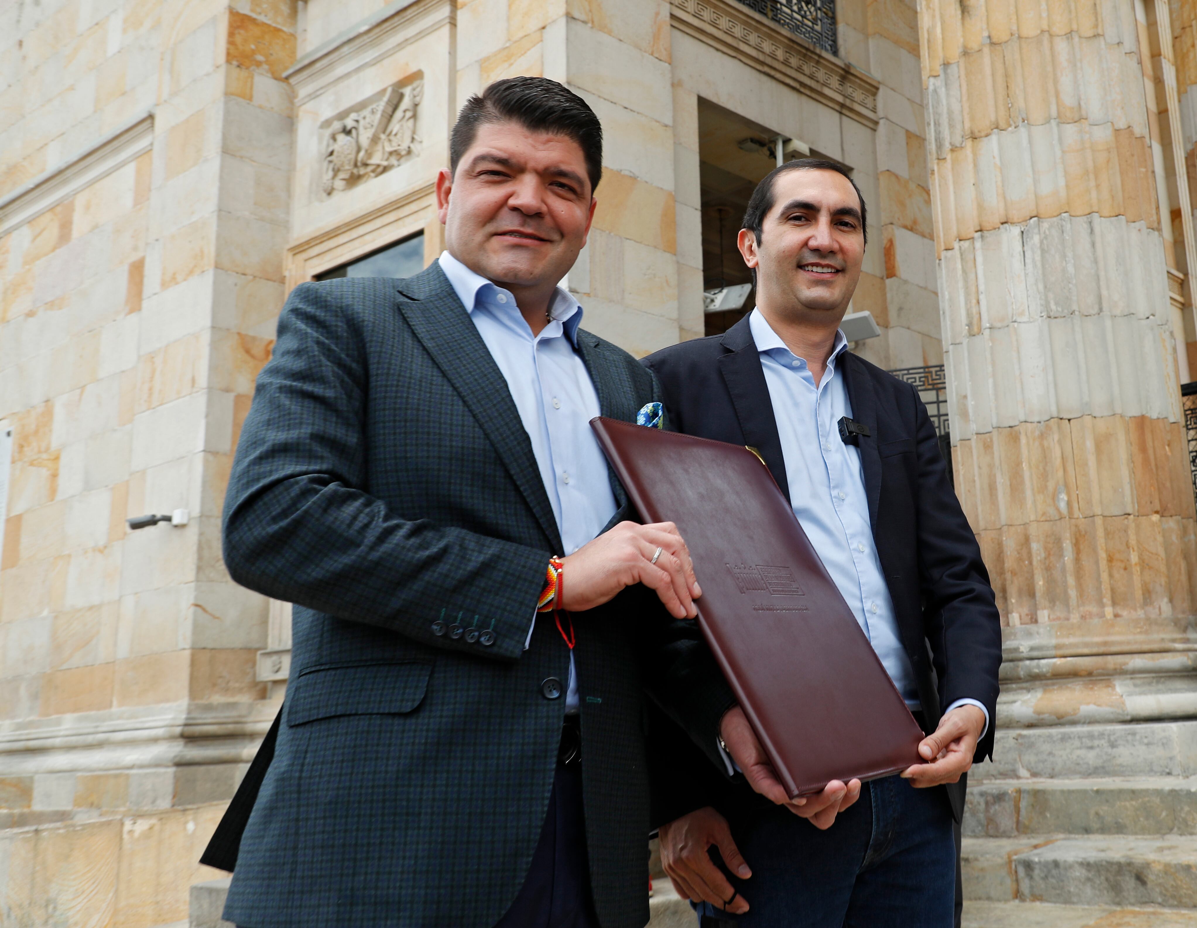 Presidente del Senado, Juan Diego Gómez  y el senador David Barguil radicaron la ley de 'borrón y cuenta nueva' ante la Secretaría Jurídica de la Presidencia para la respectiva revisión y sanción del presidente  Iván Duque ley que va a a dar una amnistía de datacredito y demás centrales de riesgo
Bogotá octubre 28 del 2021
Foto Guillermo Torres Reina / Semana