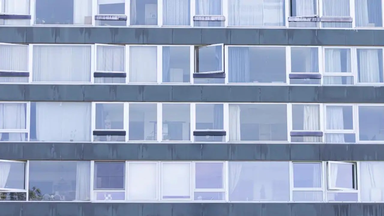 Edificios con mucho vidrio y pocas opciones de sombra: así las viviendas se recalientan especialmente rápido.