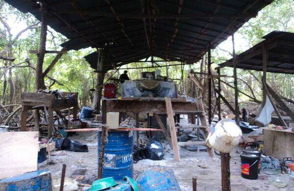 ‘Los Urabeños’ estaban construyendo esta embarcación en Puerto Escondido, Córdoba. Tenía una capacidad para transportar 8 toneladas de cocaína. 