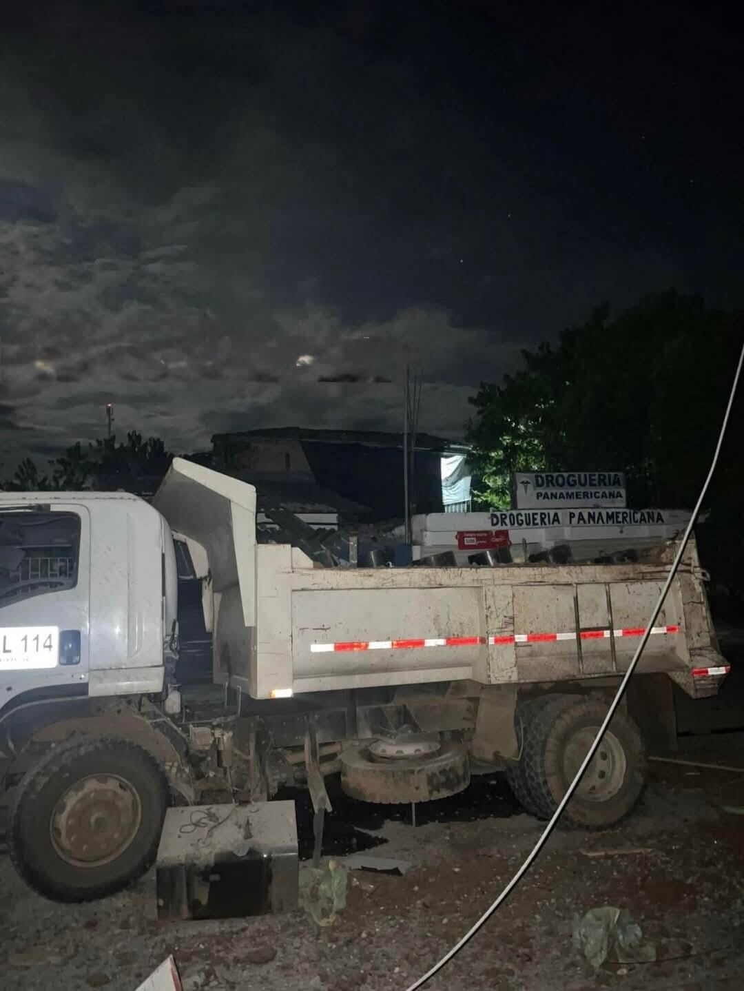 Los alzados en armas usaron esta volqueta para lanzar más de cinco cilindros cargados con explosivos contra los policías y soldados que permanecen en El Estrecho, en la zona rural del municipio de El Patía, Cauca.