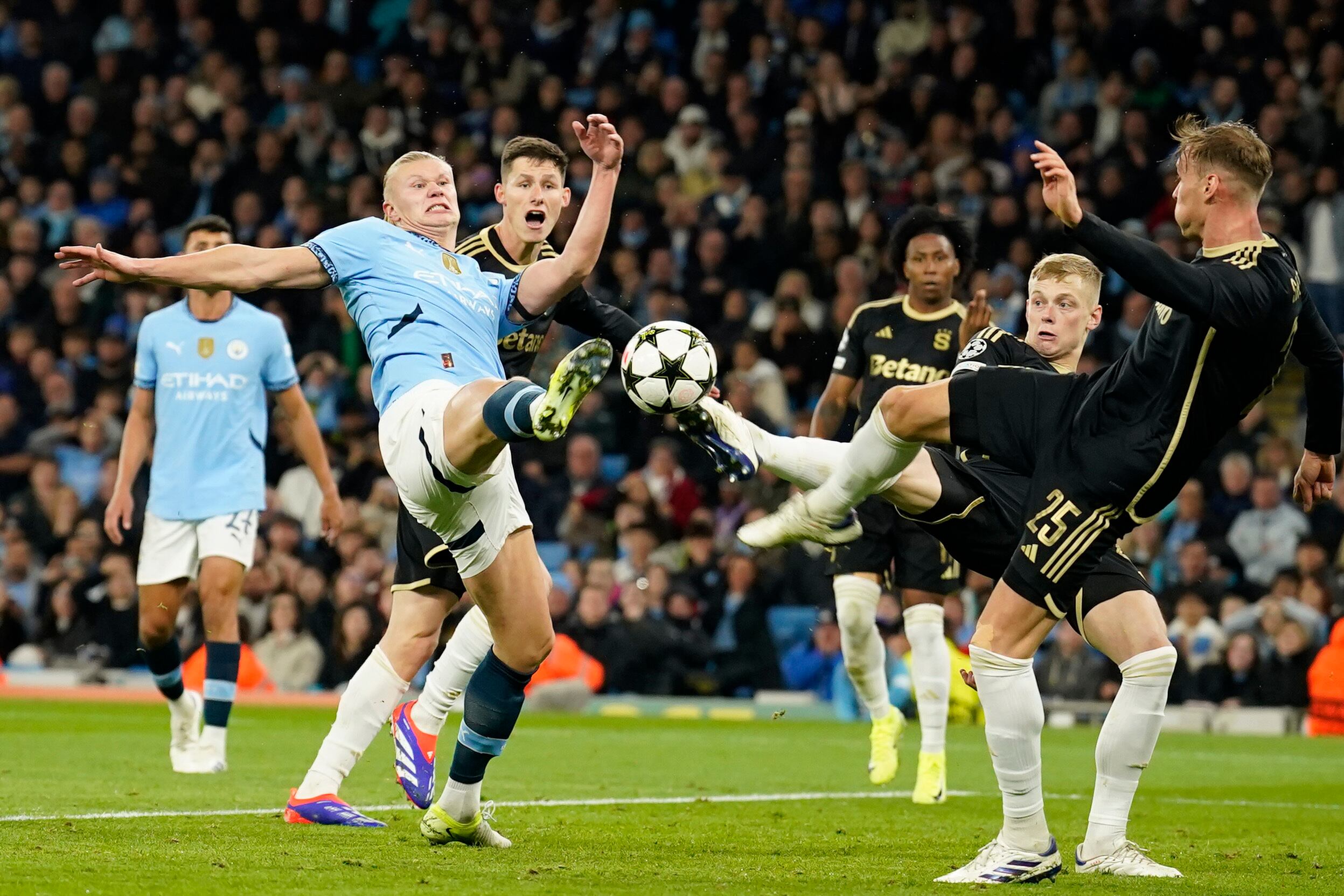 Manchester City goeló en Champions y se consolida en la parte alta del torneo
