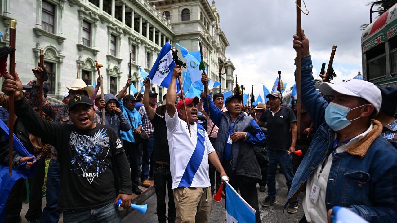 Los indígenas se manifiestan para exigir la renuncia de la fiscal general Consuelo Porras y del fiscal Rafael Curruchiche, a quienes acusan de intentar impedir que el presidente recién electo asuma el cargo, frente al Palacio de la Cultura en la Ciudad de Guatemala el 10 de octubre de 2023. (Foto de Johan ORDÓNEZ/AFP)