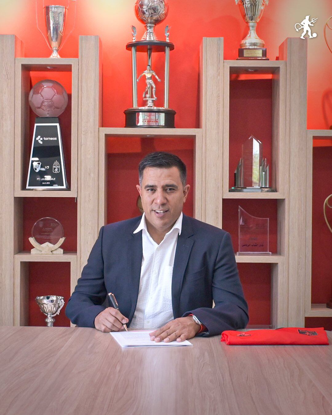 Momento en que César Farías firma como nuevo técnico del América de Cali.