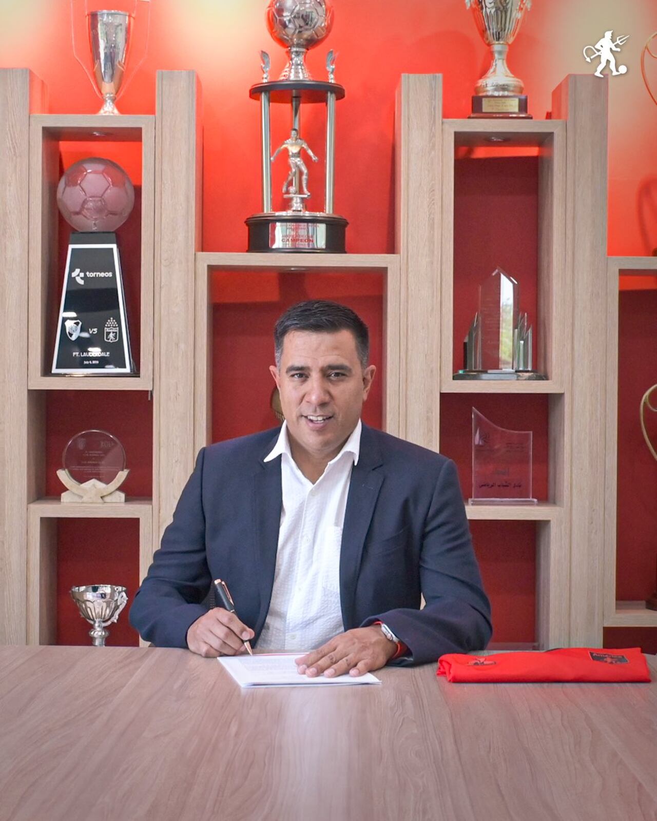 Momento en que César Farías firma como nuevo técnico del América de Cali.