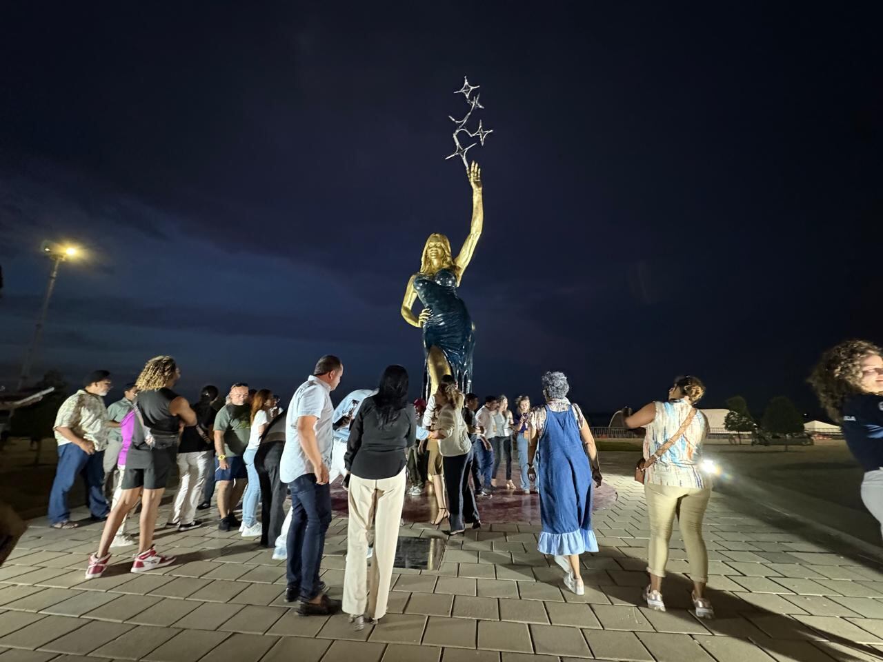 Propios y turistas visitan la estatua de Sofia Vergara en Barranquilla.