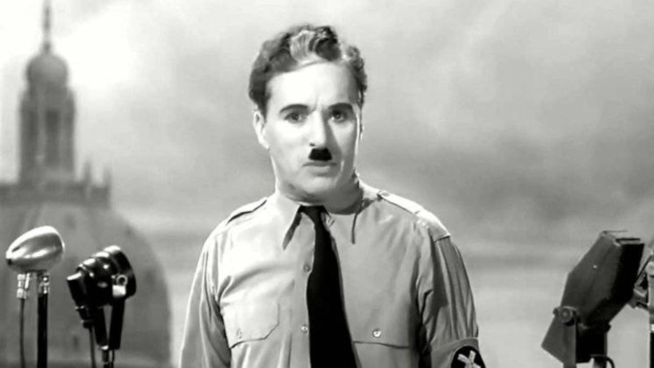 Charles Chaplin pronunciando el discurso final de 'El gran dictador'.