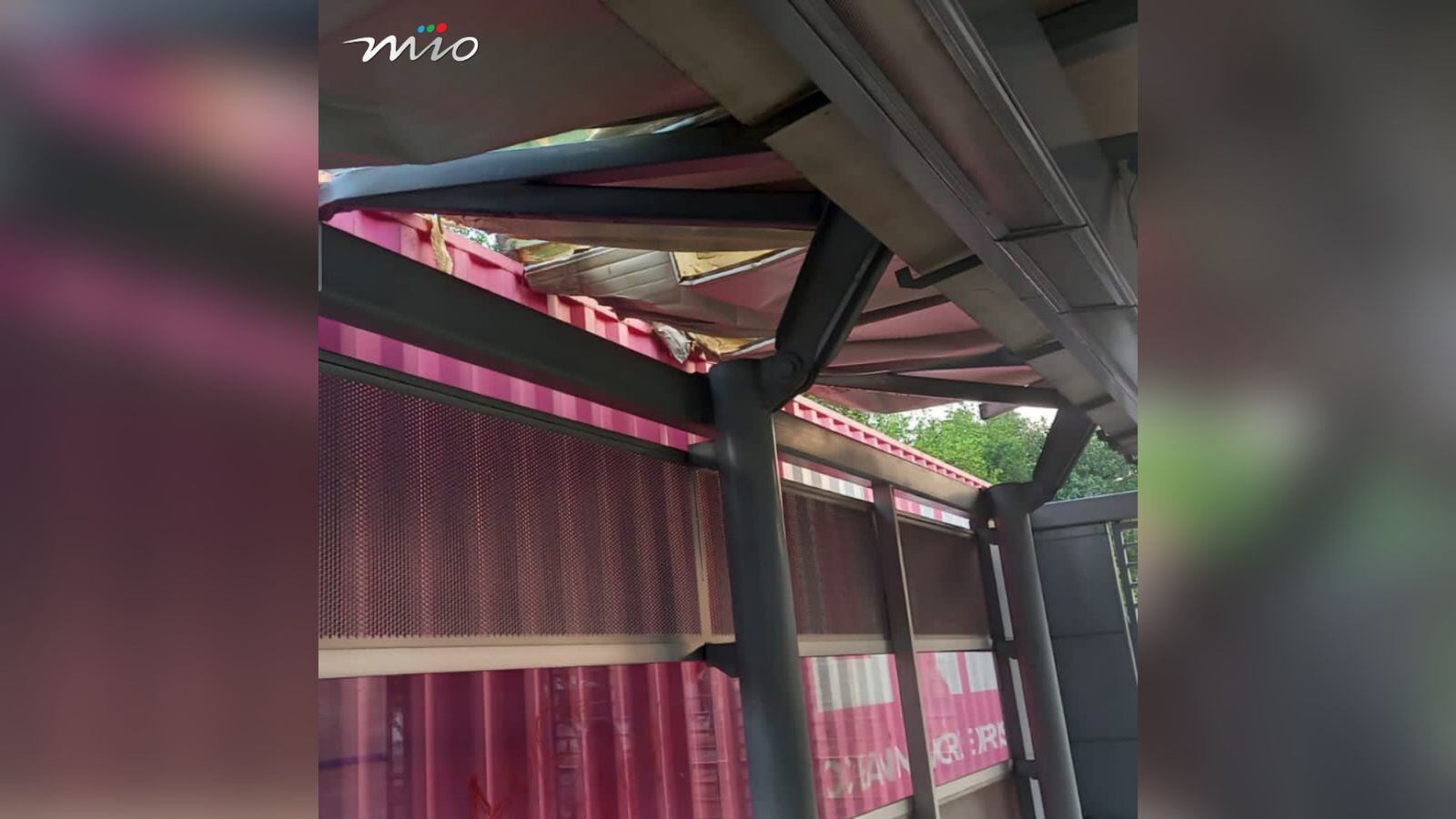 La estación sufrió daños en su techo.