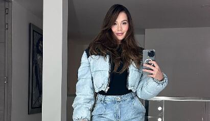 Lina Tejeiro actriz posa frente al espejo para selfie