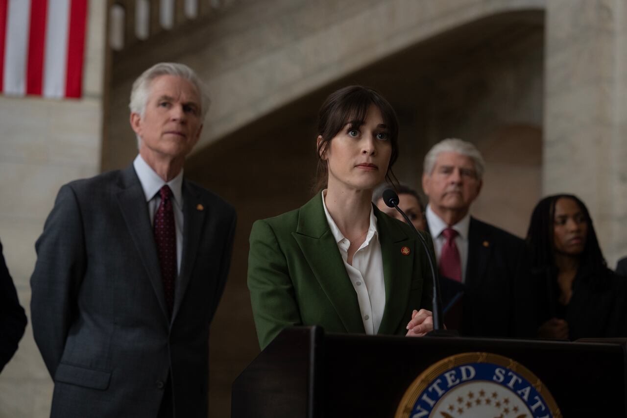 ZERO DAY. (L to R) Matthew Modine as Richard Dreyer and Lizzy Caplan as Alexandra Mullen in Episode 102 of Zero Day. Cr. Sarah Shatz/Netflix © 2024