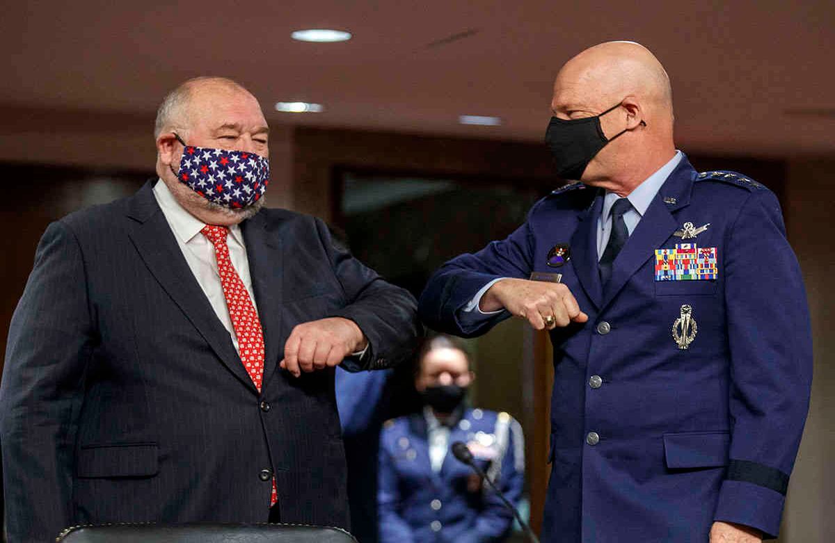 El jefe de Operaciones Espaciales de la Fuerza Espacial de los EE. UU., el general John Raymond, saludando al Almirante de la Marina, Thad Allen, en la audiencia del Comité de Servicios Armados del Senado sobre la política del espectro del Departamento de Defensa y el impacto de las comunicaciones (Shawn Thew / Pool vía AP)