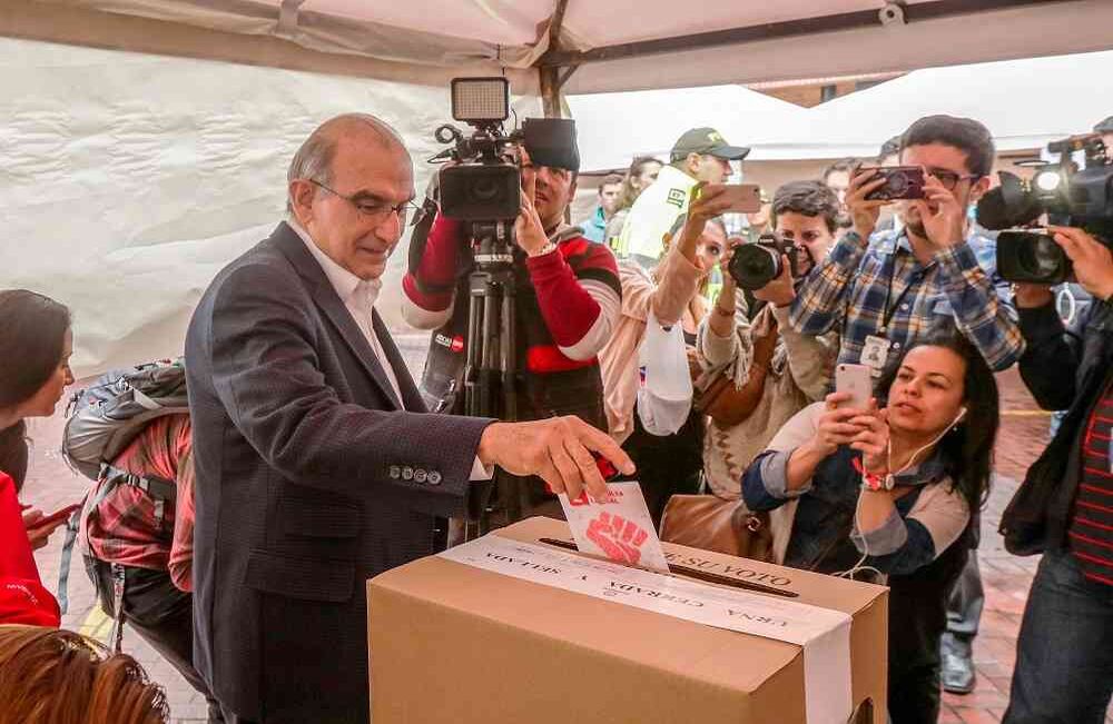 Humberto De la Calle Lombana vota el domingo 19 de noviembre de 2017, durante la consulta popular del Partido Liberal en la que se escogerá al candidato único de los rojos —entre él y Juan Fernando Cristo— para las presidenciales del 2018. Foto: Carlos Julio Martínez / SEMANA