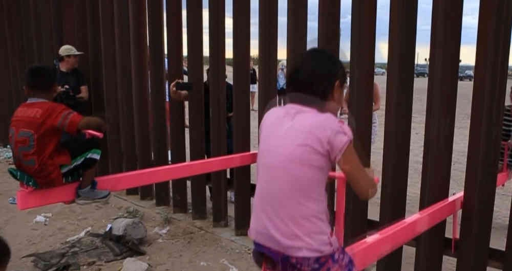 En video: el artista que convirtió la frontera de Estados Unidos con México en un juego de niños 