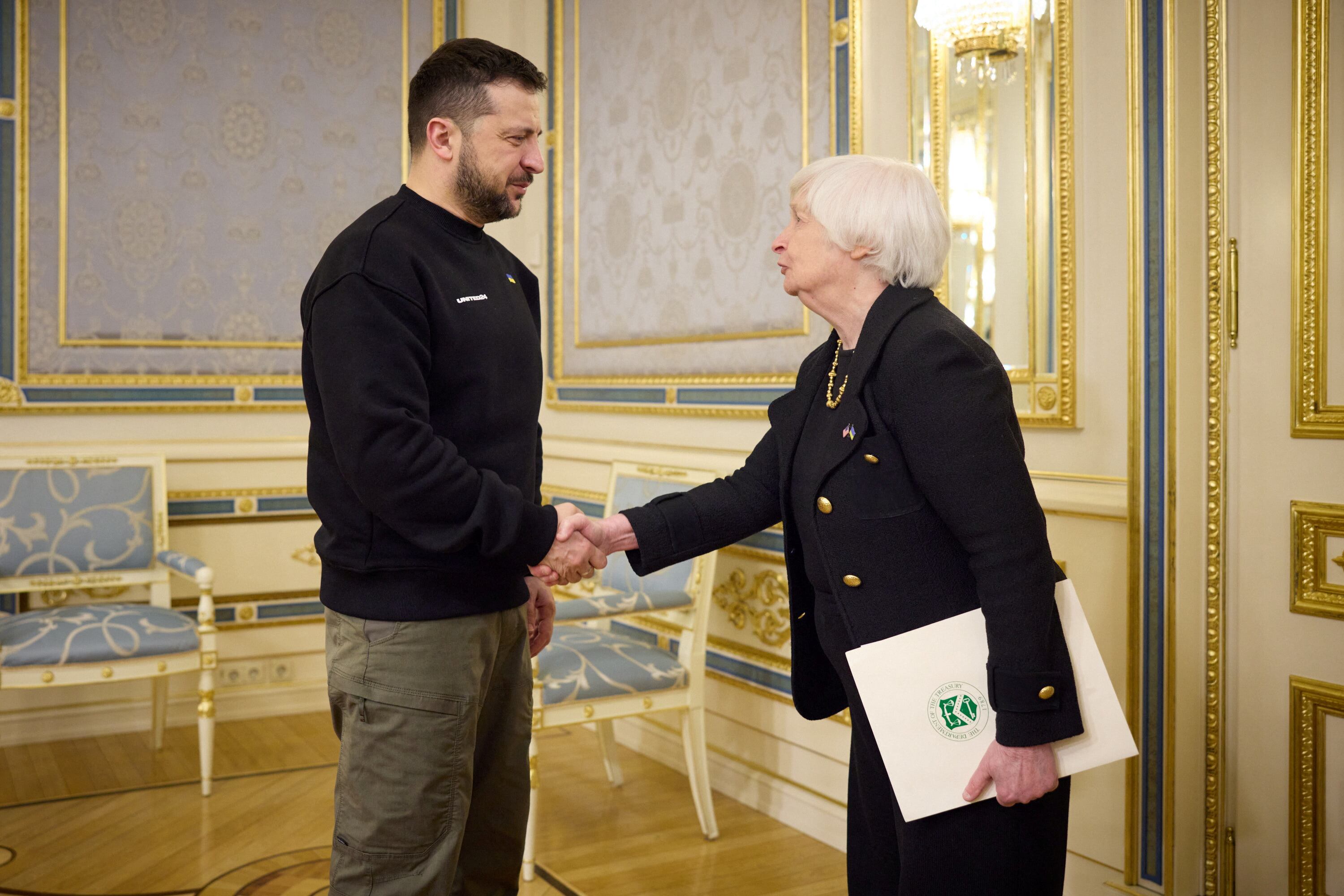 El presidente de Ucrania, Volodymyr Zelenskiy, da la bienvenida a la Secretaria del Tesoro de los Estados Unidos, Janet Yellen, en medio del ataque de Rusia a Ucrania, en Kiev, Ucrania