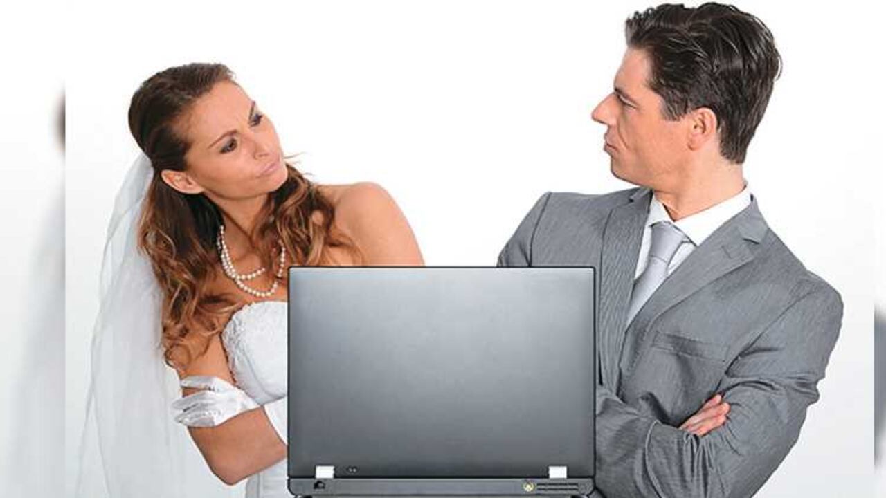 Cuando se contrae matrimonio civil se debe realizar una escritura en la notaria llamada divorcio, pero cuando se hace por la iglesia católica, se llama Cesación de efectos de matrimonio religioso y requiere de un gran aporte económico.