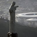 En esta foto del 13 de mayo de 2014, vista del estadio Maracaná detrás del Cristo Redentor en Río de Janeiro. Brasil será la sede de la Copa América por segunda edición seguida. (AP Foto/Felipe Dana, archivo)