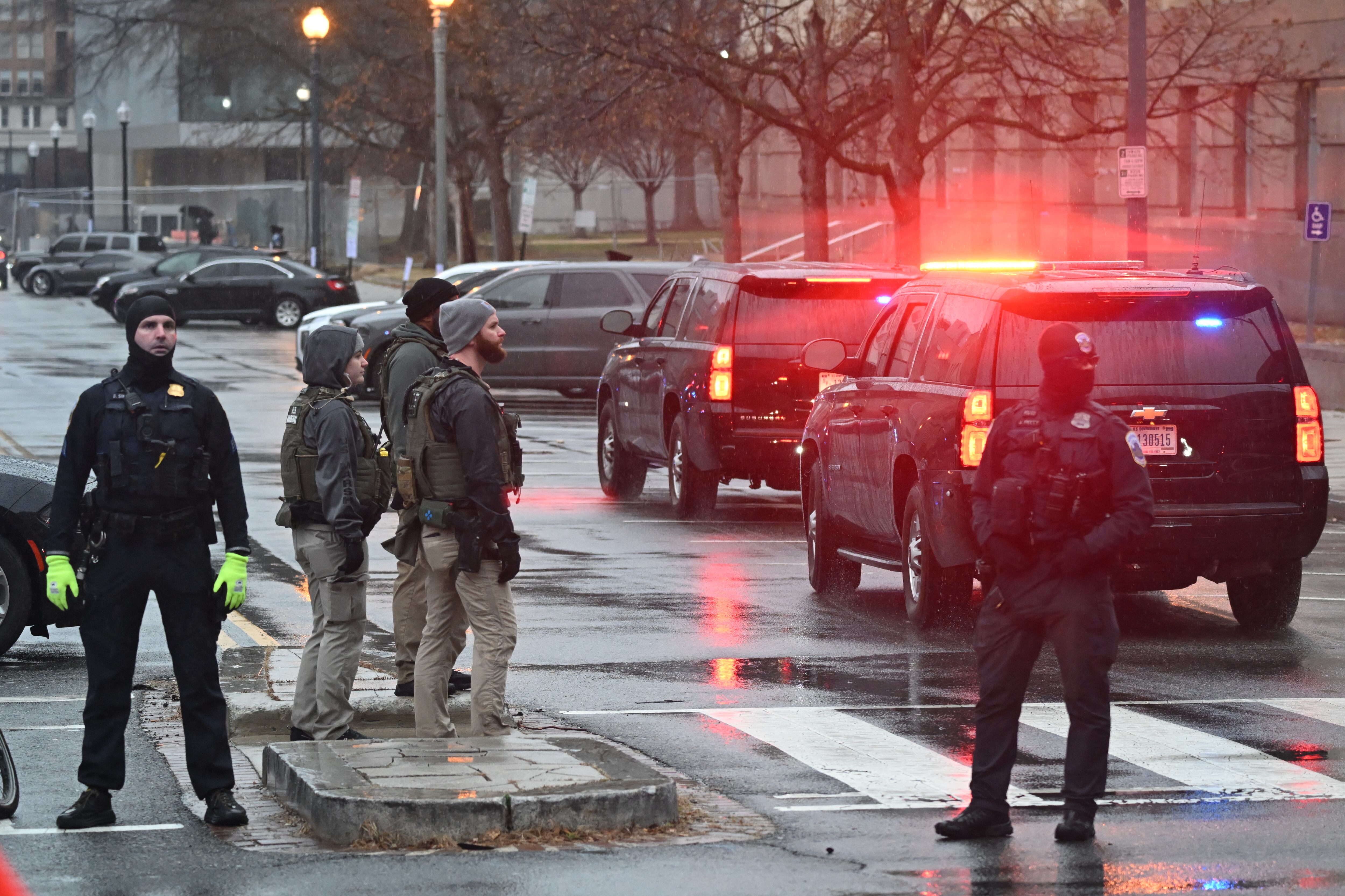 La caravana con el ex presidente estadounidense Donald Trump llega a un tribunal federal para una audiencia sobre el alcance de su inmunidad presidencial en Washington, DC, el 9 de enero de 2024.