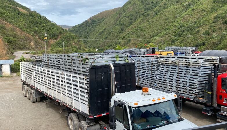 Tras salir de Bogotá y cargar más materiales en la base militar de
Tolemaida, las dos estructuras ya se encuentran en la zona de
emergencia.