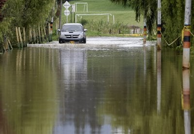 Un automóvil intenta cruzar por la vía Guaymaral que comunica a Bogotá con el municipio de Chía.