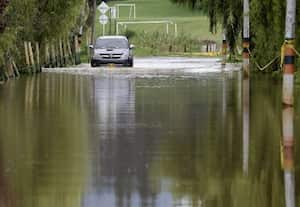 Un automóvil intenta cruzar por la vía Guaymaral que comunica a Bogotá con el municipio de Chía.