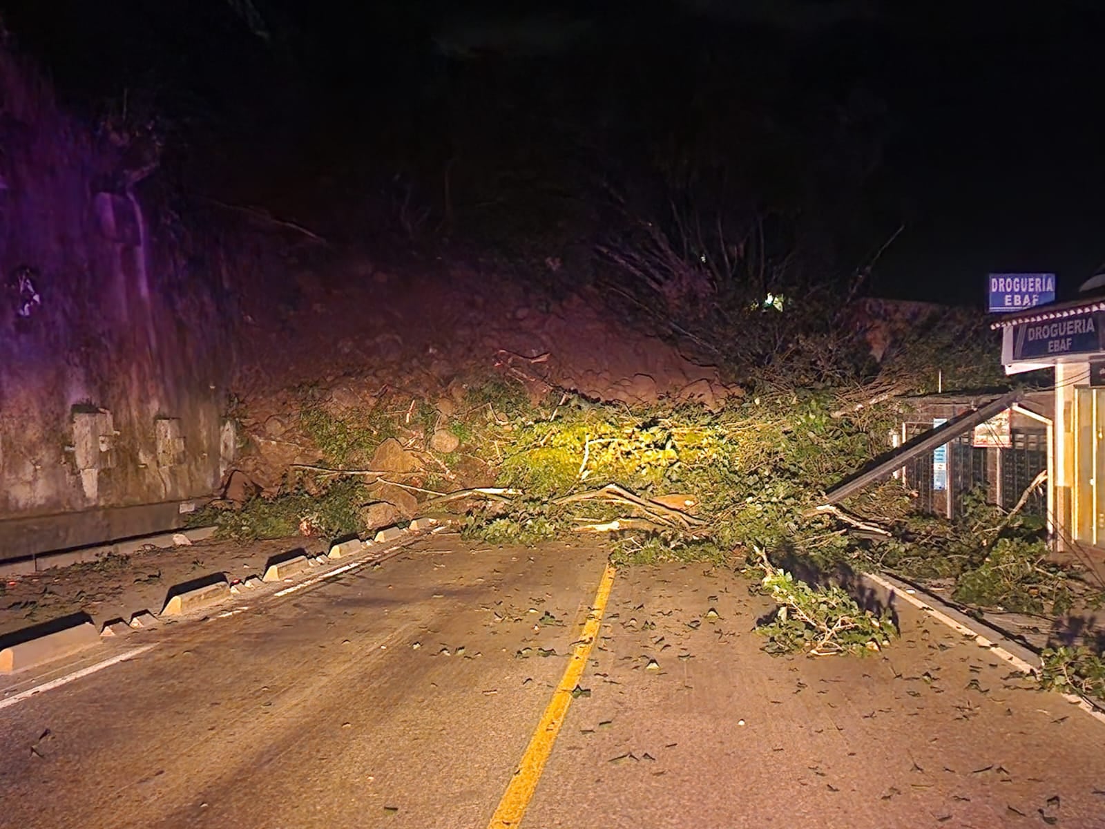 Cierre total de la vía por deslizamiento de Tierra en Guayabetal, Cundinamarca.