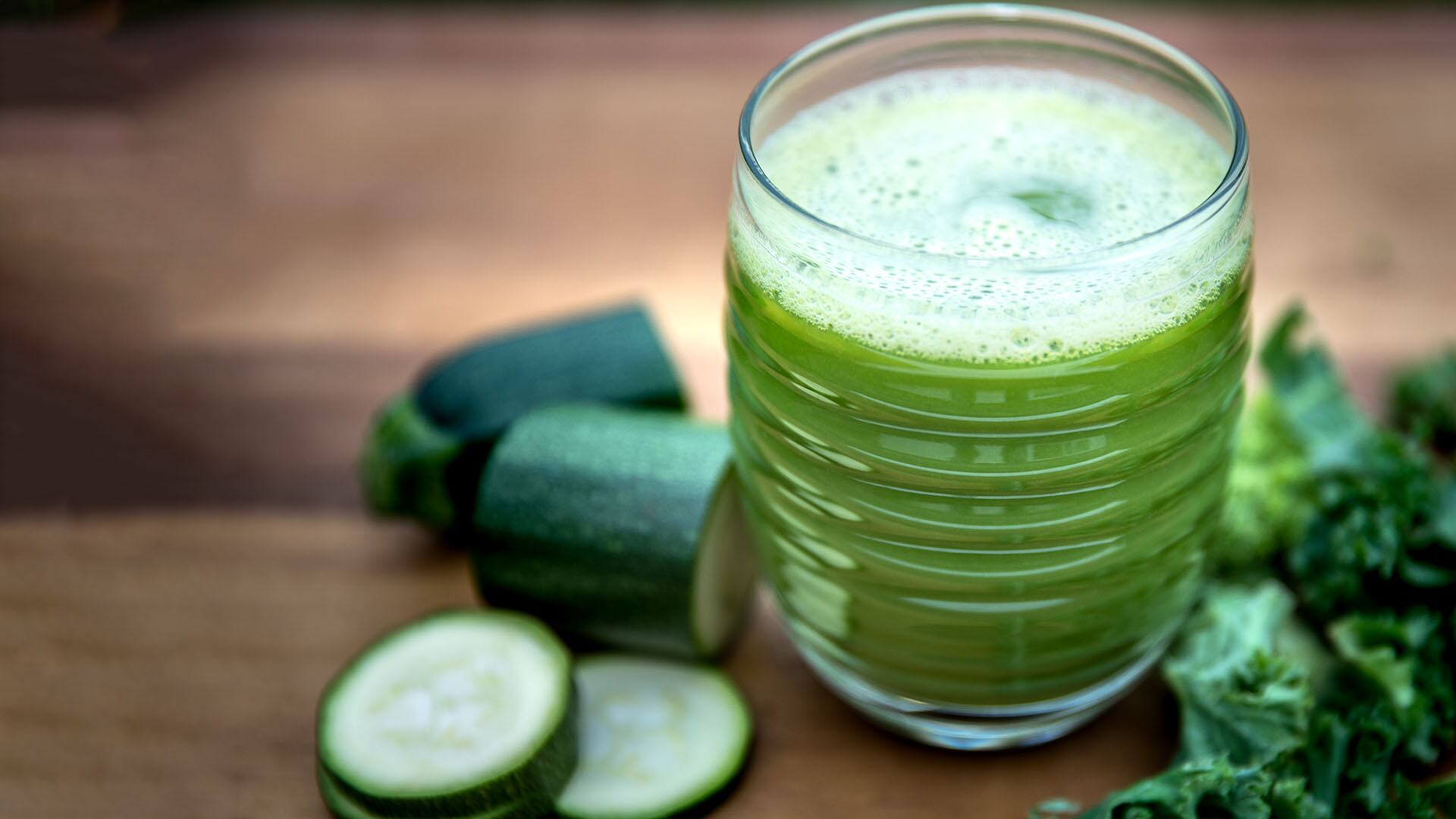 Generalmente son llamados jugos detox, ya que ayudan a reducir la retención de líquido y a mejorar el tránsito intestinal,