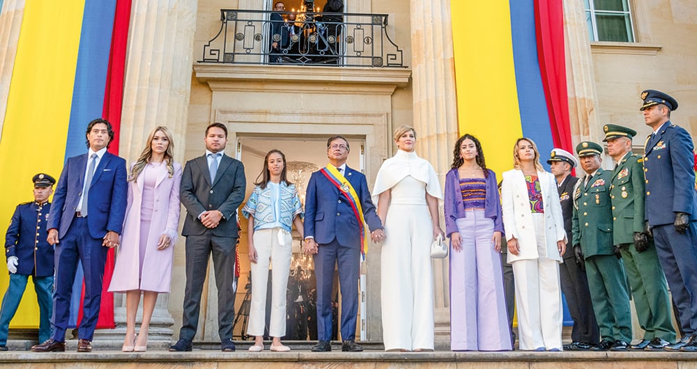   Aunque viven entre Colombia, Francia y Canadá, los hermanos Petro se comunican permanentemente. 