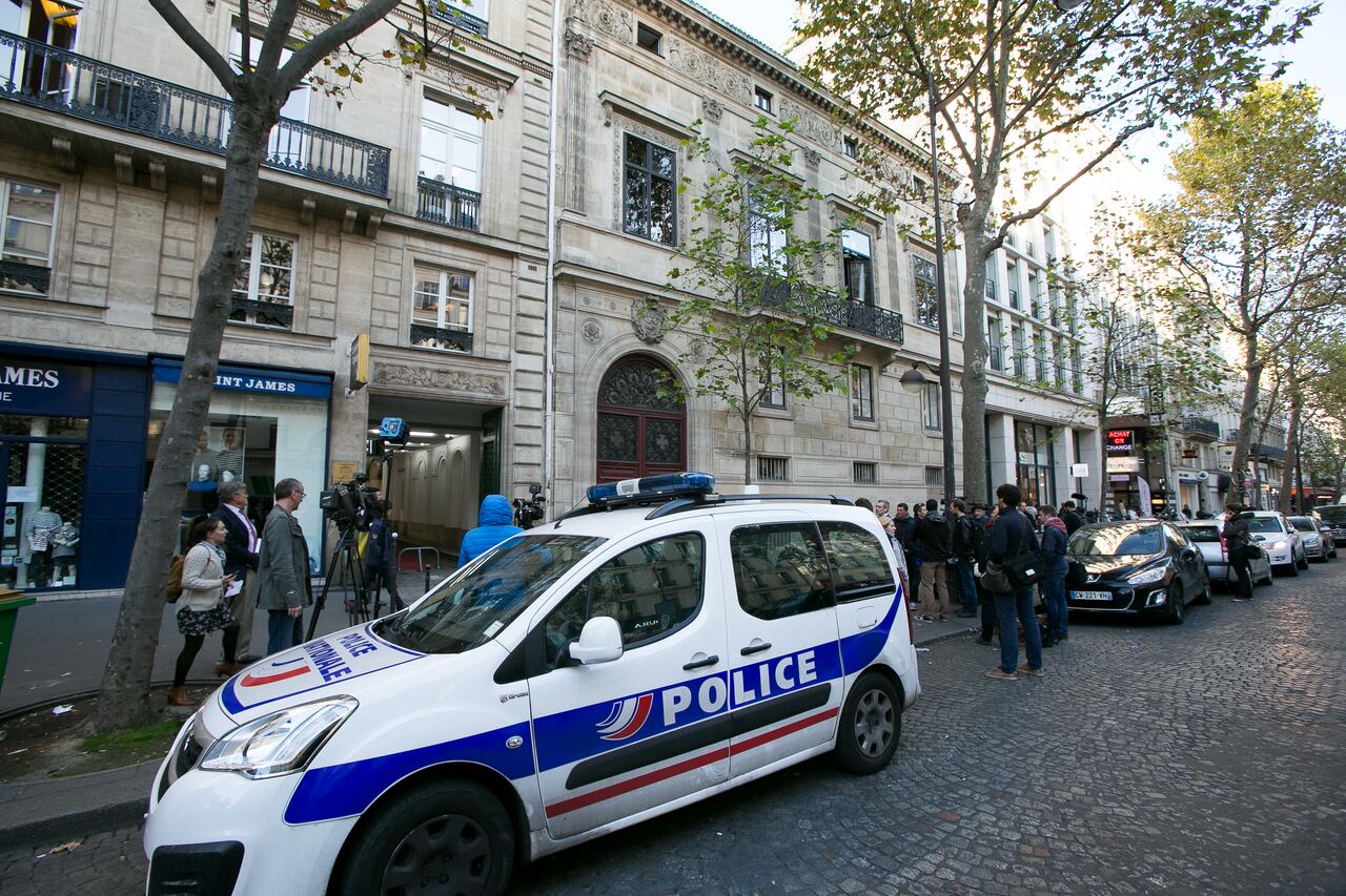 n coche de policía francés se ve fuera del apartamento de lujo de Kim Kardashian después de ser asaltado a punta de pistola por hombres enmascarados durante la Semana de la Moda de París Primavera/Verano 2017 el 3 de octubre de 2016 en París
