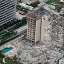 La foto aérea muestra los restos de la torre que se habría derrumbado en el condominio Champlain Towers. Según expertos, la construcción se venía hundiendo desde 1990. Foto: Amy Beth Bennett /South Florida Sun-Sentinel via AP