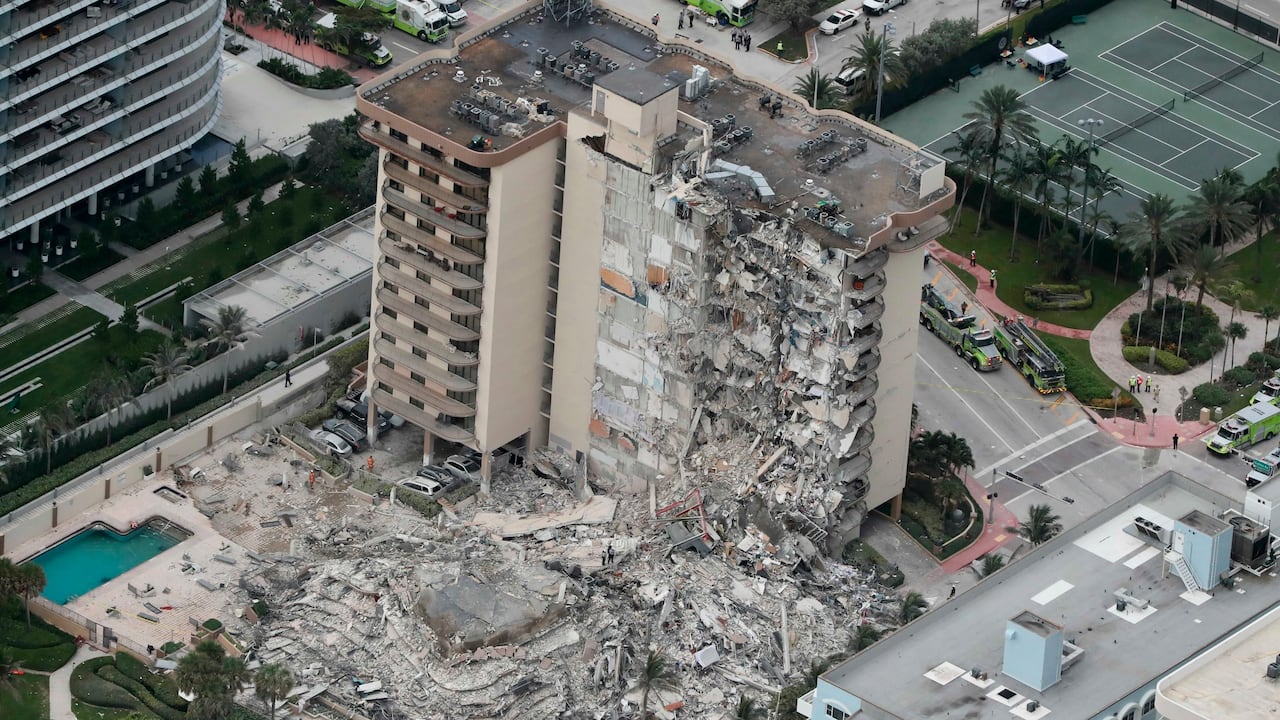 La foto aérea muestra los restos de la torre que se habría derrumbado en el condominio Champlain Towers. Según expertos, la construcción se venía hundiendo desde 1990. Foto: Amy Beth Bennett /South Florida Sun-Sentinel via AP