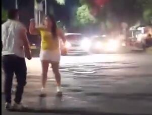 Mujer detuvo riña con patada voladora