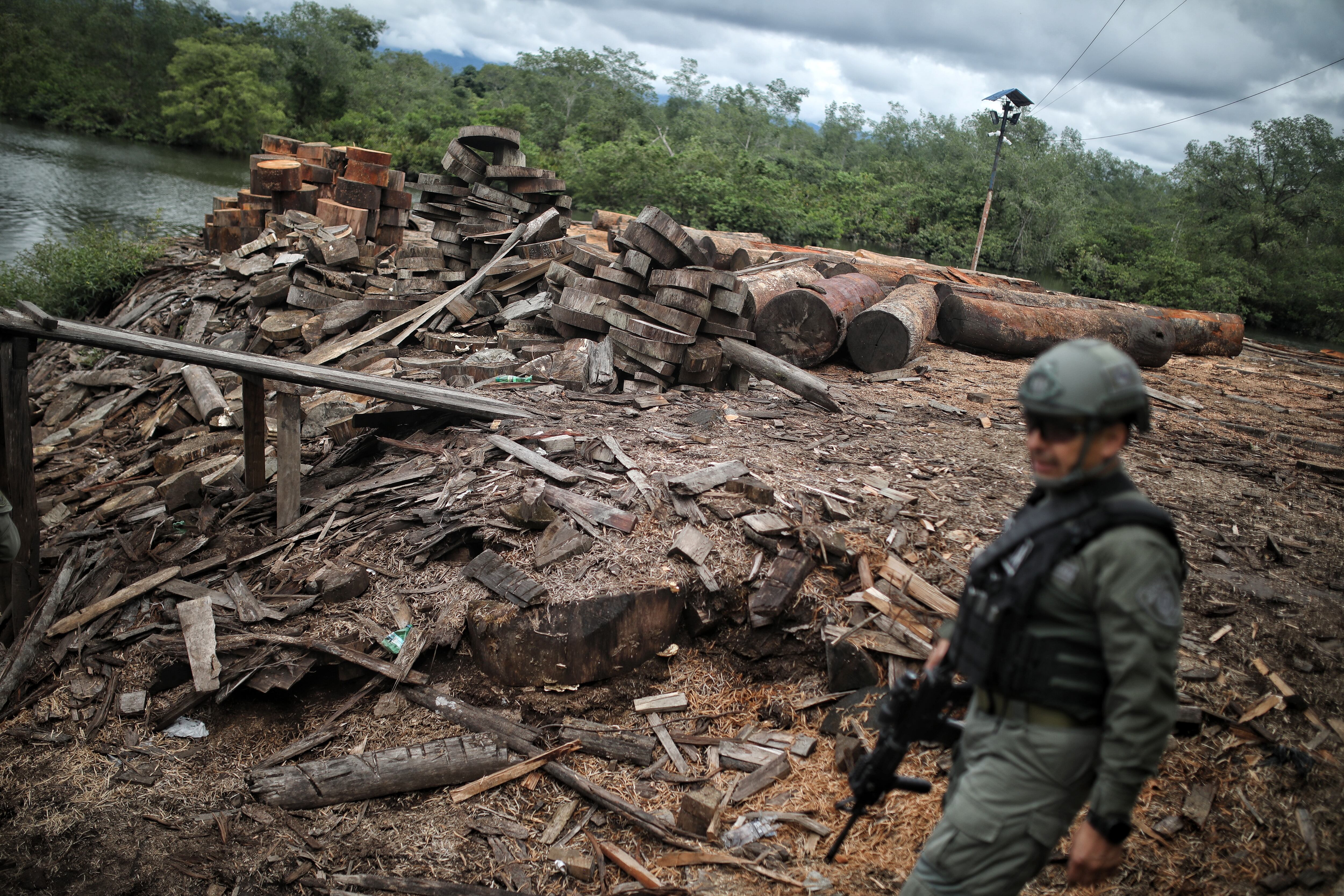 FOTO: ESTEBAN VEGA LA-ROTTA
OPERATIVO DE LA POLICIA NACIONAL PARA MITIGAR EL TRAFICO DE MADERA EN BUENAVENTURA
MADERA ILEGAL 
DEFORESTACION
OPERACION ALIANZA PACÍFICO
REVISTA SEMANA
25 DE MAYO 2022