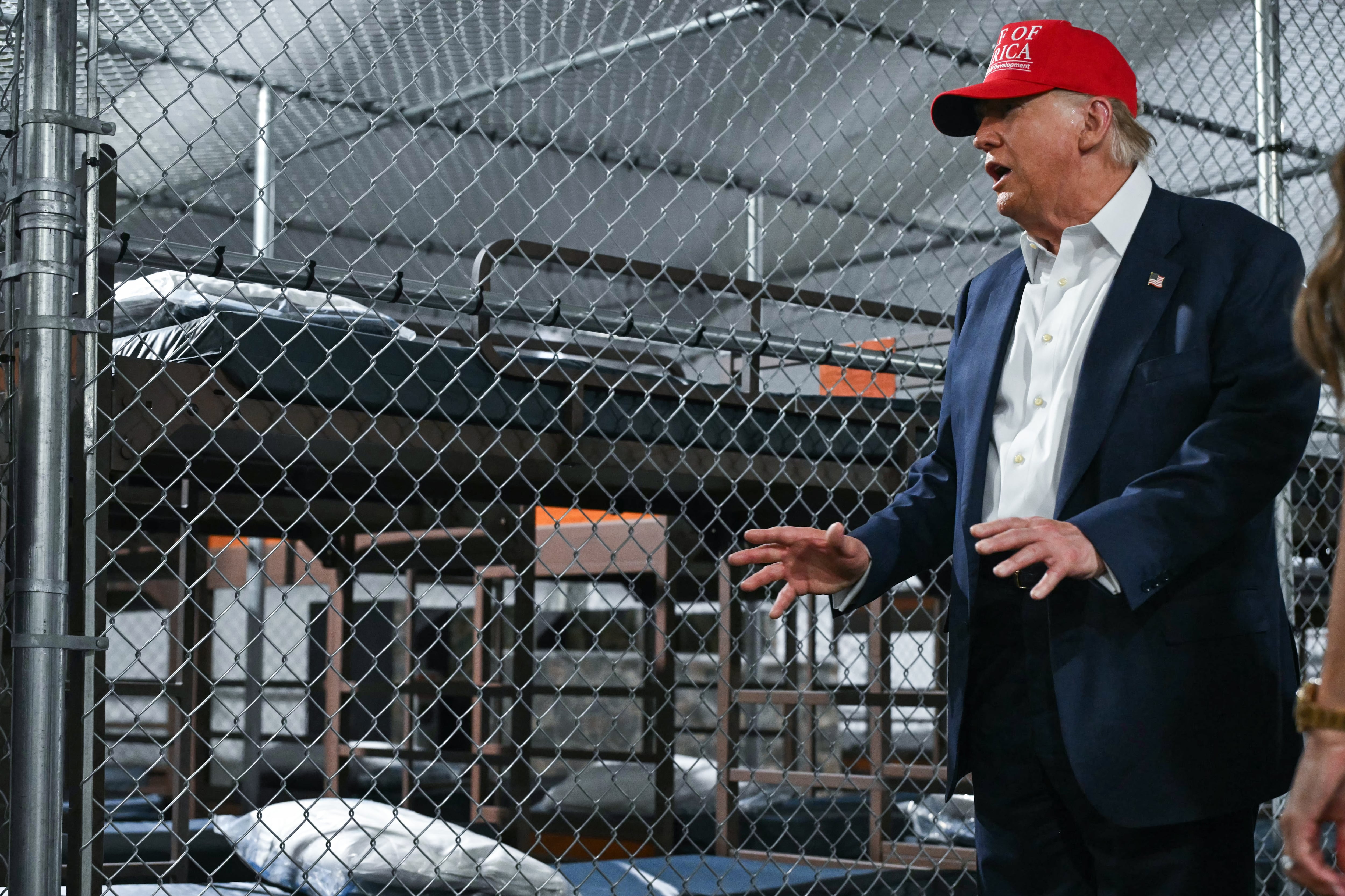 La visita de Trump al polémico centro de detención tiene lugar mientras el Congreso debate un proyecto de ley del presupuesto federal que incluye miles de millones de dólares para el control migratorio y la expulsión de migrantes.