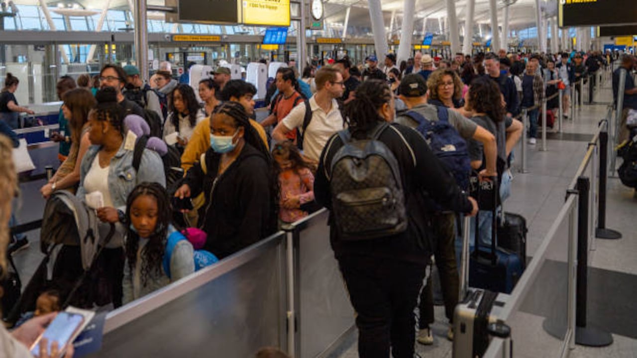 En algunos aeropuertos habrá largos retrasos.