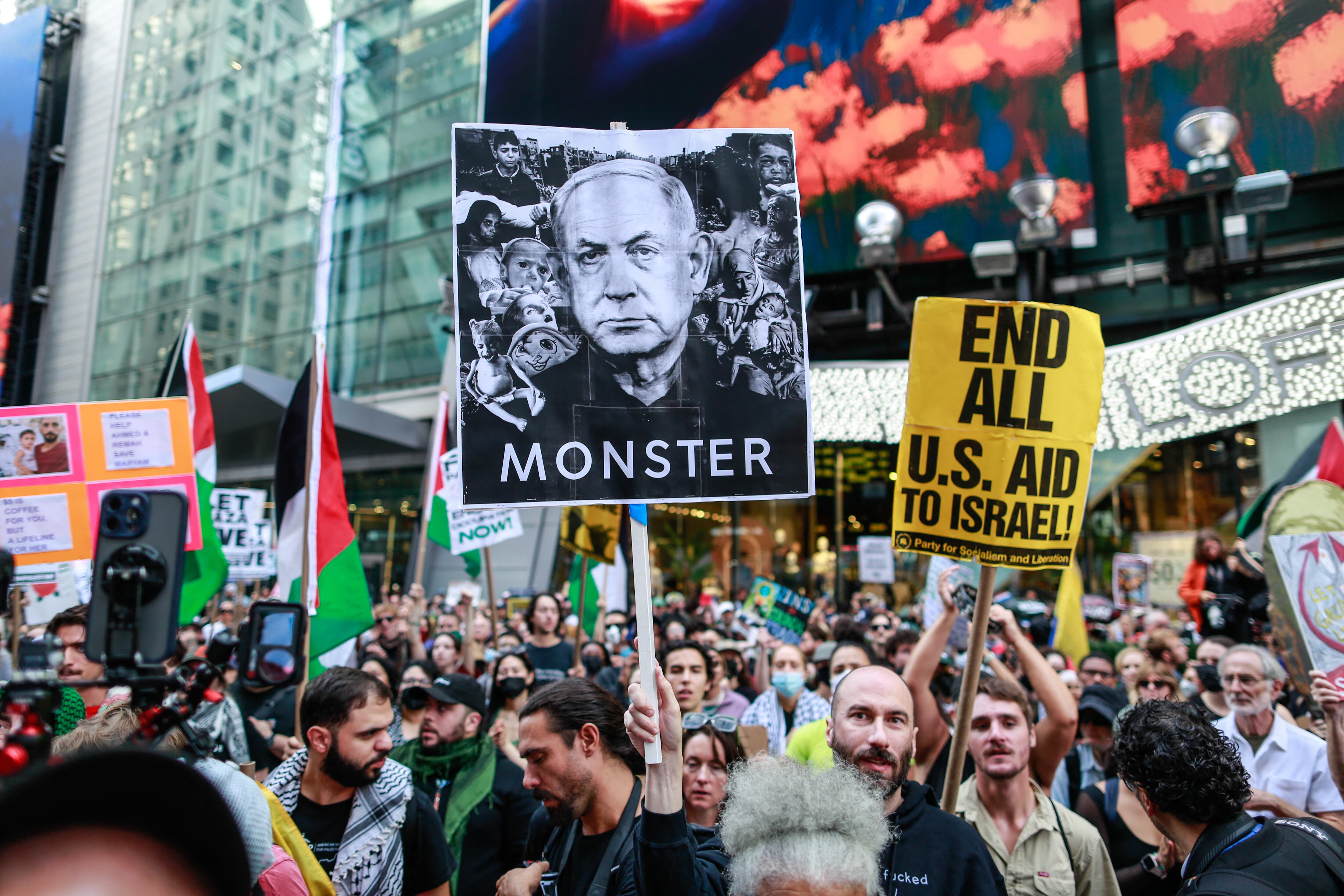 Los manifestantes marchan hacia la sede de la ONU en la ciudad de Nueva York mientras el primer ministro de Israel, Benjamin Netanyahu.
