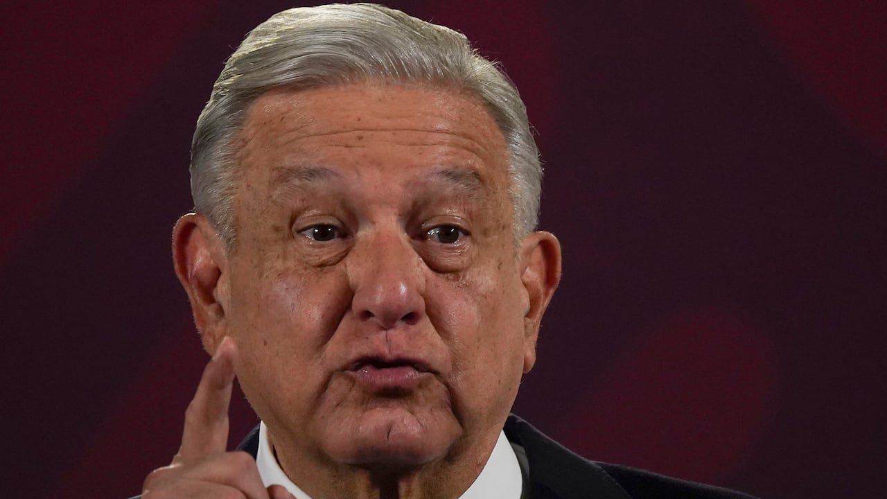 López arremete contra la oposición en México.