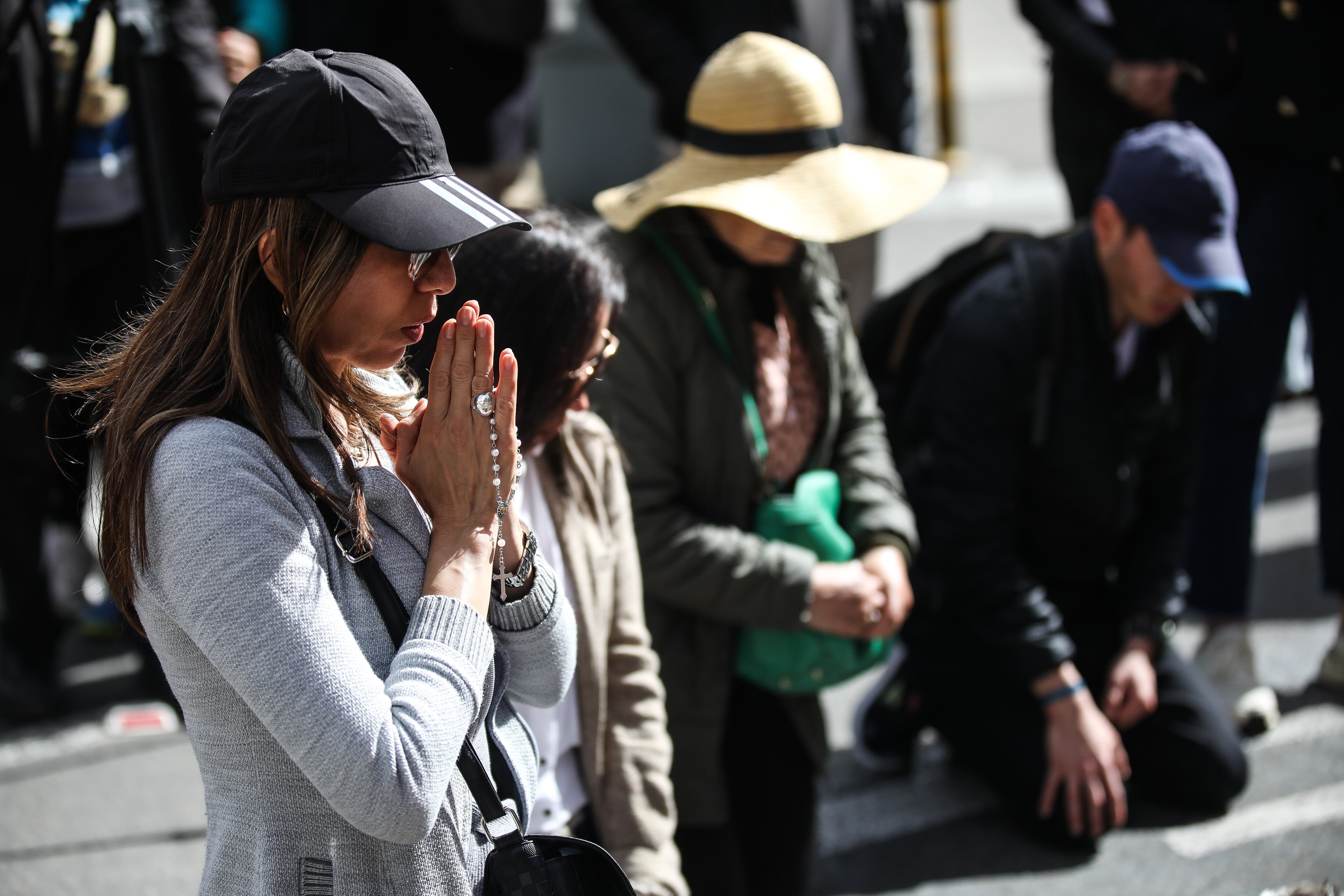 Jornada de oración por la vida de Miguel Uribe Turbay, frente a la Fundación Santa Fe