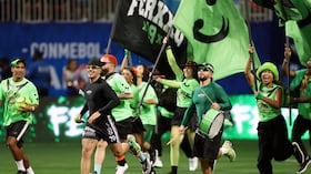 Ferxxo estuvo acompañado de decenas de bailarines en medio de su presentación.