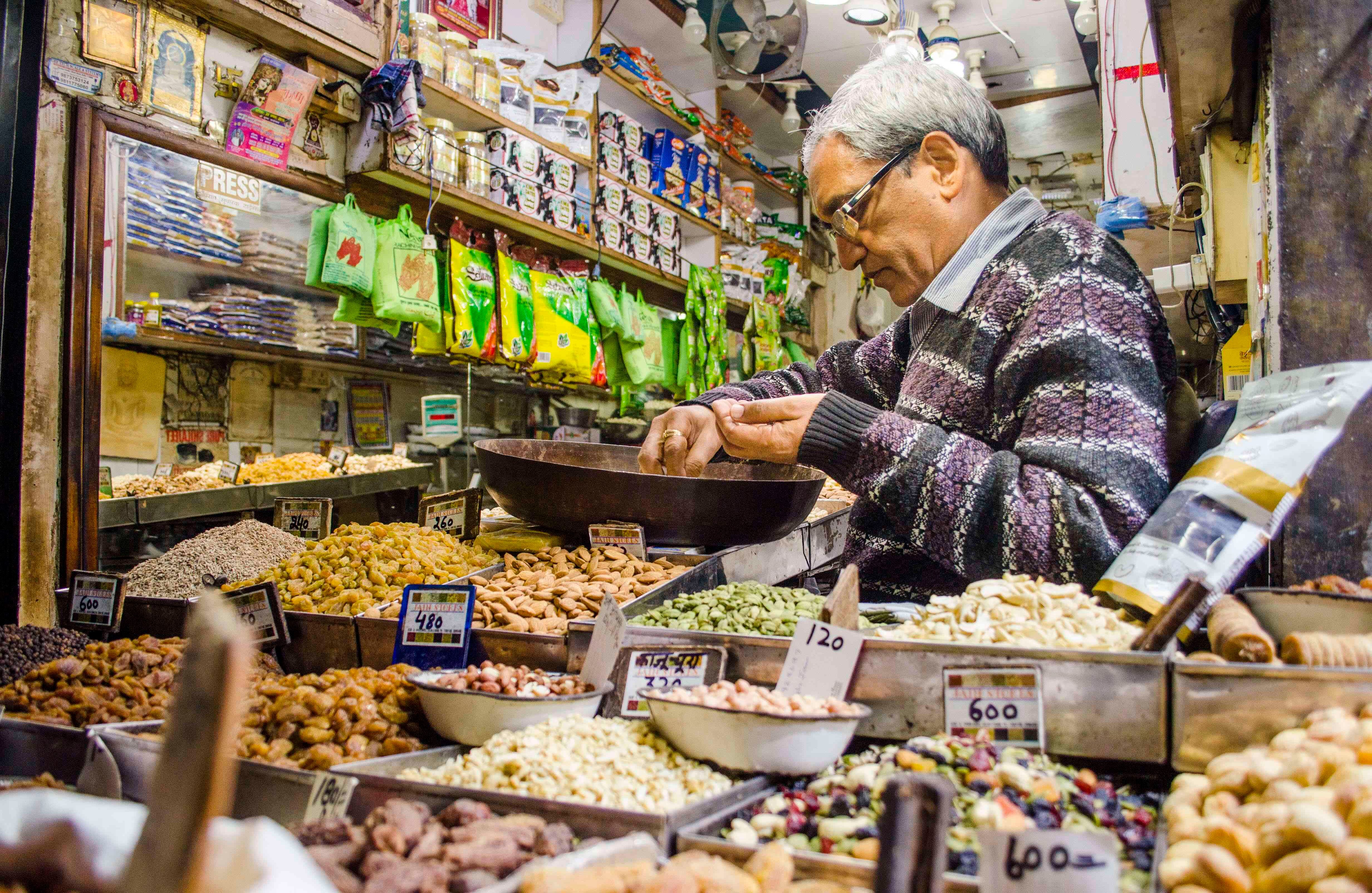 Khari Baoli tiene más de 2.000 establecimientos para la venta, más el comercio informal que abunda en las calles. Fotografía: Katerine Lara Rojas