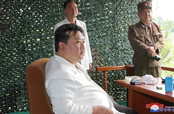 La foto de Kim Jong Un fue publicada por un diario surcoreano donde detallaron la presencia de un celular.