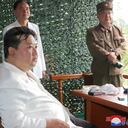 La foto de Kim Jong Un fue publicada por un diario surcoreano donde detallaron la presencia de un celular.