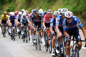 Primoz Roglic le quita la camiseta roja a Ben O'Connor