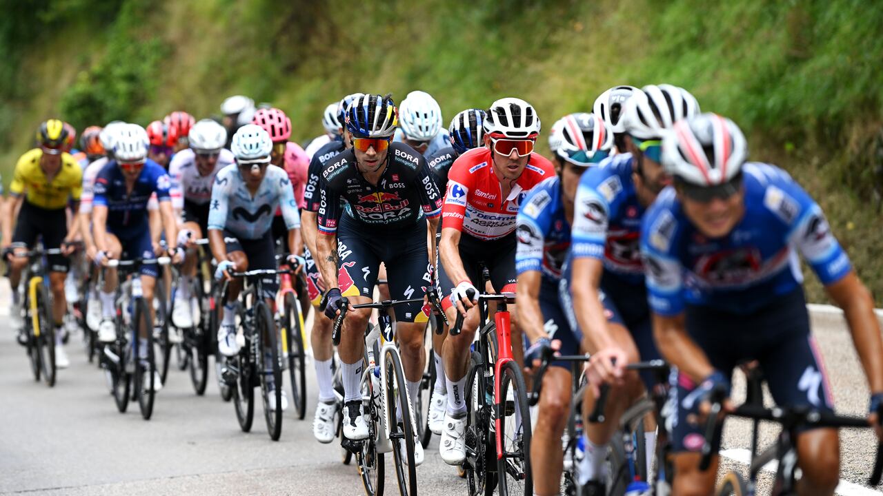 PAJARES, SPAIN - SEPTEMBER 01: (L-R) Primoz Roglic of Slovenia and Team Red Bull Bora - hansgrohe and Ben O'Connor of Australia and Team Decathlon AG2R La Mondiale - Red Leader Jersey compete during the La Vuelta - 79th Tour of Spain 2024, Day 15 a 143km stage from Infiesto to Valgrande-Pajares. Cuitu Negru 1835m / #UCIWT / on September 01, 2024 in Pajares, Spain. (Photo by Dario Belingheri/Getty Images)