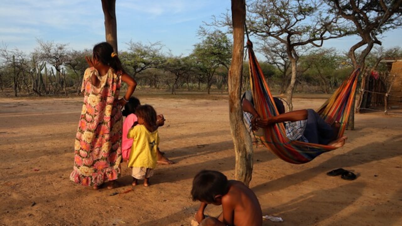 Imagen de referencia de familia wayúu en La Guajira.