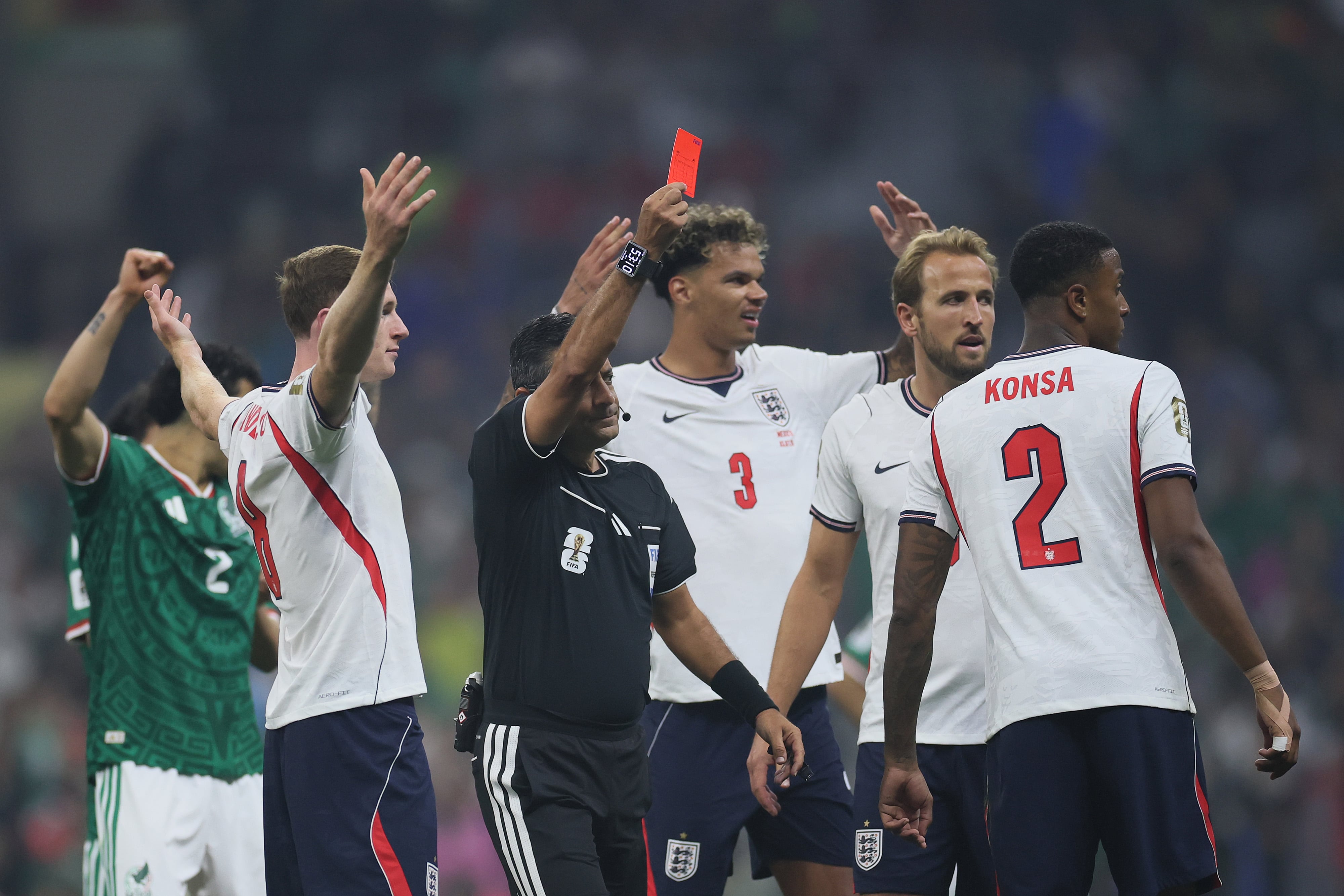 Instante de la expulsión de Jarell Quansah en el partido México vs. Inglaterra.