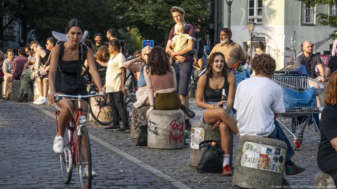 Los jóvenes ya no necesitan los clubes para festejar, sino que lo hacen en la calle, con comida, música de Spotify y un altoparlante, dice Christian Tänzler, de Visit Berlin.