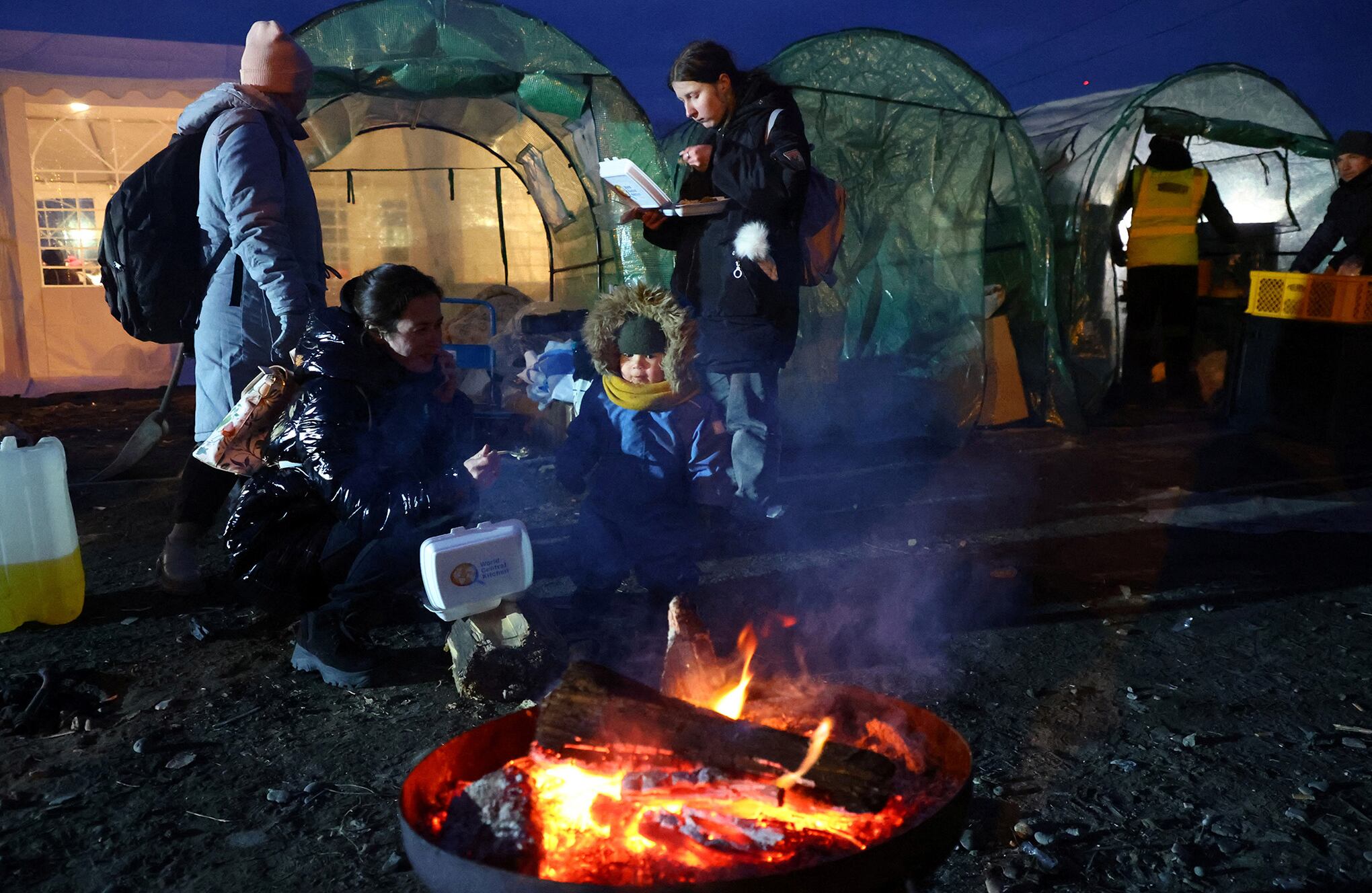 Sigue la salida de niños y mujeres de Ucrania.